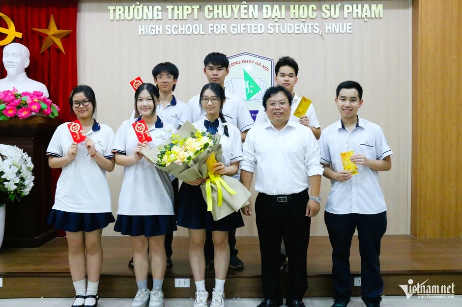 Nữ sinh chuyên sư phạm là thủ khoa khối A01, á khoa thi tốt nghiệp năm 2026 Nữ sinh chuyên sư phạm là thủ khoa khối A01, á khoa thi tốt nghiệp năm 2026