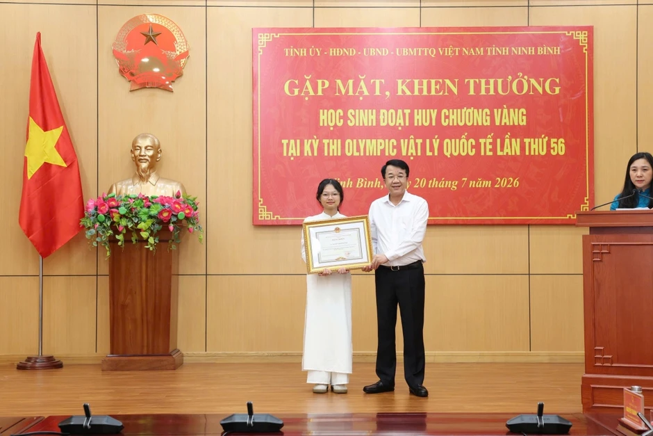 Nữ sinh đoạt HCV Olympic Vật lý được tỉnh Ninh Bình thưởng 500 triệu đồng Nữ sinh đoạt HCV Olympic Vật lý được tỉnh Ninh Bình thưởng 500 triệu đồng