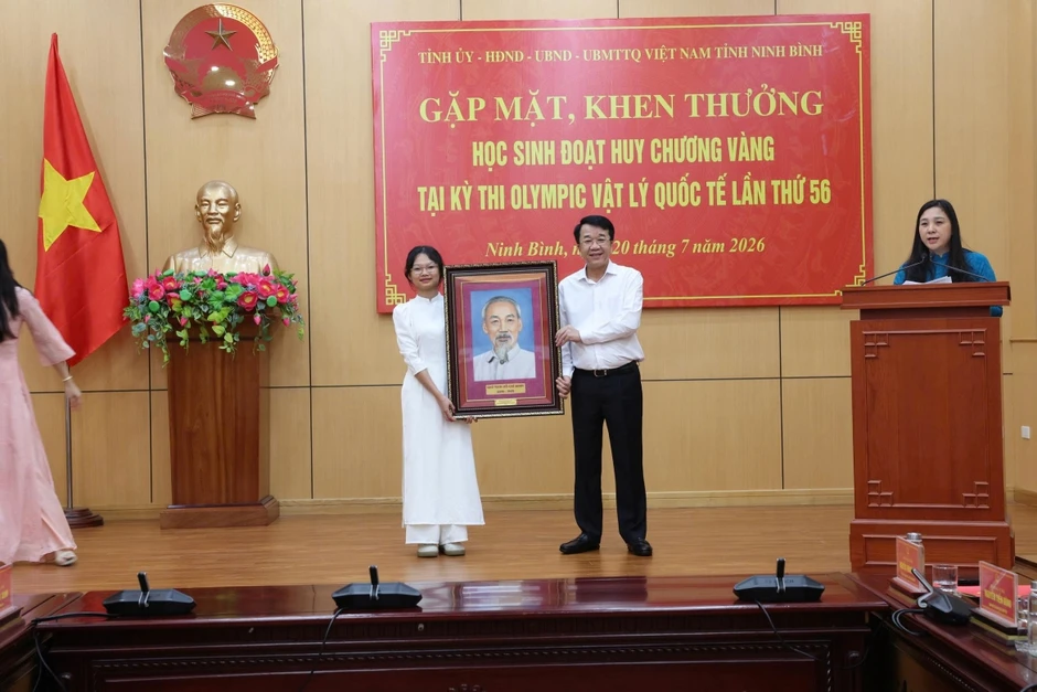 Nữ sinh đoạt HCV Olympic Vật lý được tỉnh Ninh Bình thưởng 500 triệu đồng Nữ sinh đoạt HCV Olympic Vật lý được tỉnh Ninh Bình thưởng 500 triệu đồng