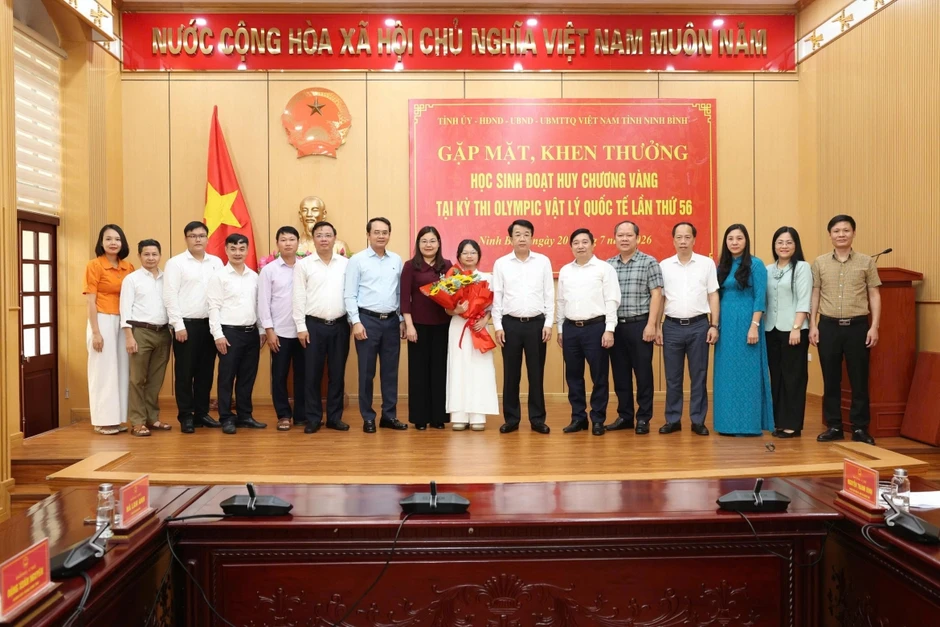Nữ sinh đoạt HCV Olympic Vật lý được tỉnh Ninh Bình thưởng 500 triệu đồng Nữ sinh đoạt HCV Olympic Vật lý được tỉnh Ninh Bình thưởng 500 triệu đồng