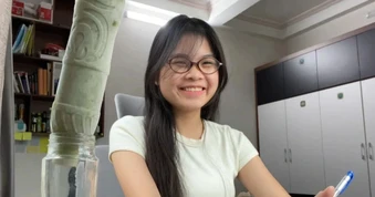 Nữ sinh gây chú ý bởi phương pháp học “chờ đồ vật rã đông”