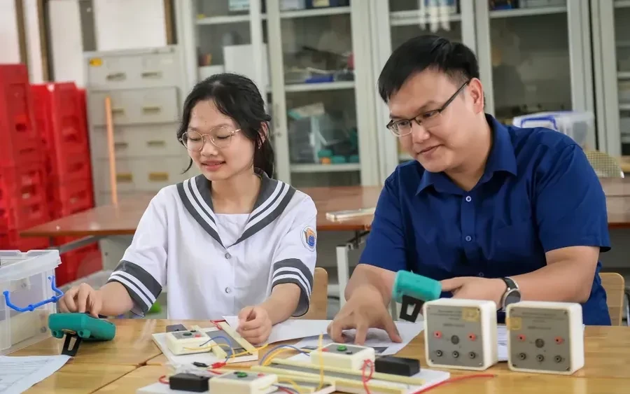 Nữ sinh giành HCV Olympic Vật lý quốc tế: Từ những câu hỏi "vì sao" Nữ sinh giành HCV Olympic Vật lý quốc tế: Từ những câu hỏi "vì sao"