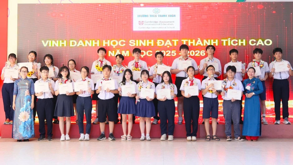 Nữ sinh Hà Nội trúng tuyển 5 nguyện vọng lớp 10 chuyên của các trường nức tiếng Nữ sinh Hà Nội trúng tuyển 5 nguyện vọng lớp 10 chuyên của các trường nức tiếng