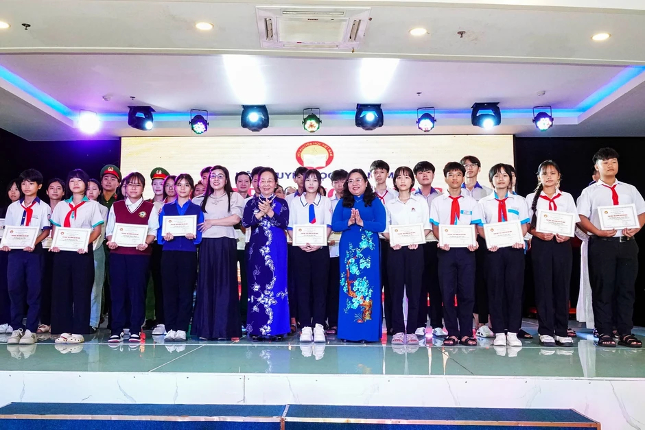 Nữ sinh K’Ho tự tạo "đôi cánh" cho mình để thực hiện ước mơ Nữ sinh K’Ho tự tạo "đôi cánh" cho mình để thực hiện ước mơ