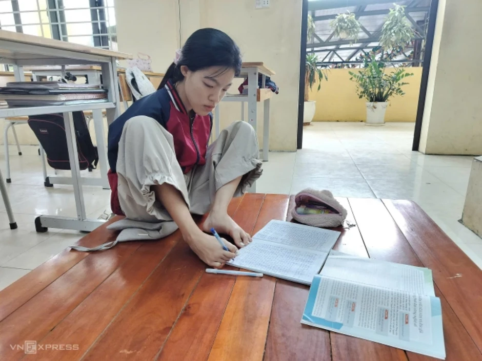 Nữ sinh không tay từ chối ưu ái, quyết tâm thành cô giáo