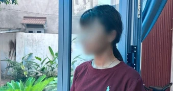 Nữ sinh lớp 6 bị đánh, bắt quỳ gối lau chân cho bạn, gia đình báo công an