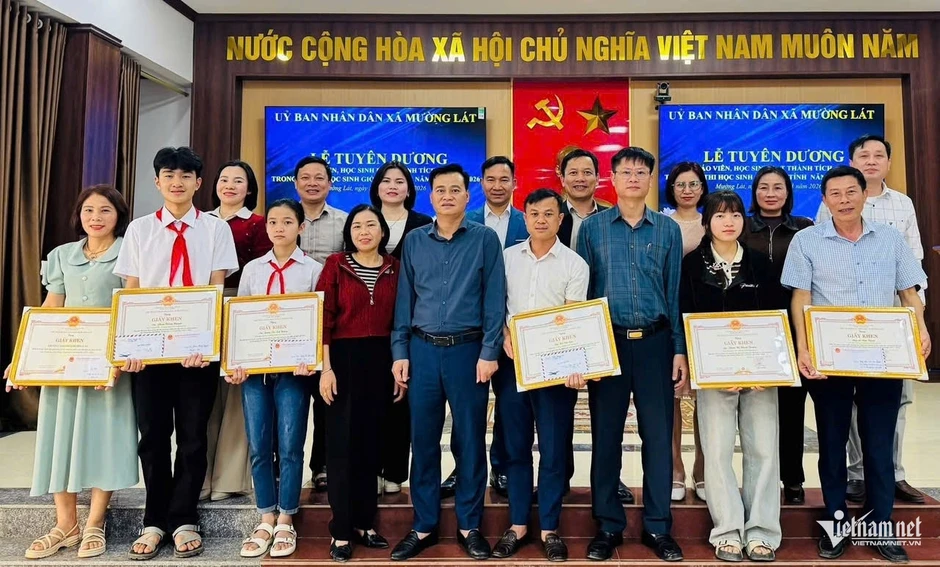 Nữ sinh lớp 8 được cậu nuôi học xa nhà 250km, đạt giải học sinh giỏi cấp tỉnh Nữ sinh lớp 8 được cậu nuôi học xa nhà 250km, đạt giải học sinh giỏi cấp tỉnh