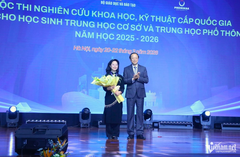 Nữ sinh một mình một đội ở sân chơi quốc gia, được Thứ trưởng Bộ GD-ĐT động viên Nữ sinh một mình một đội ở sân chơi quốc gia, được Thứ trưởng Bộ GD-ĐT động viên