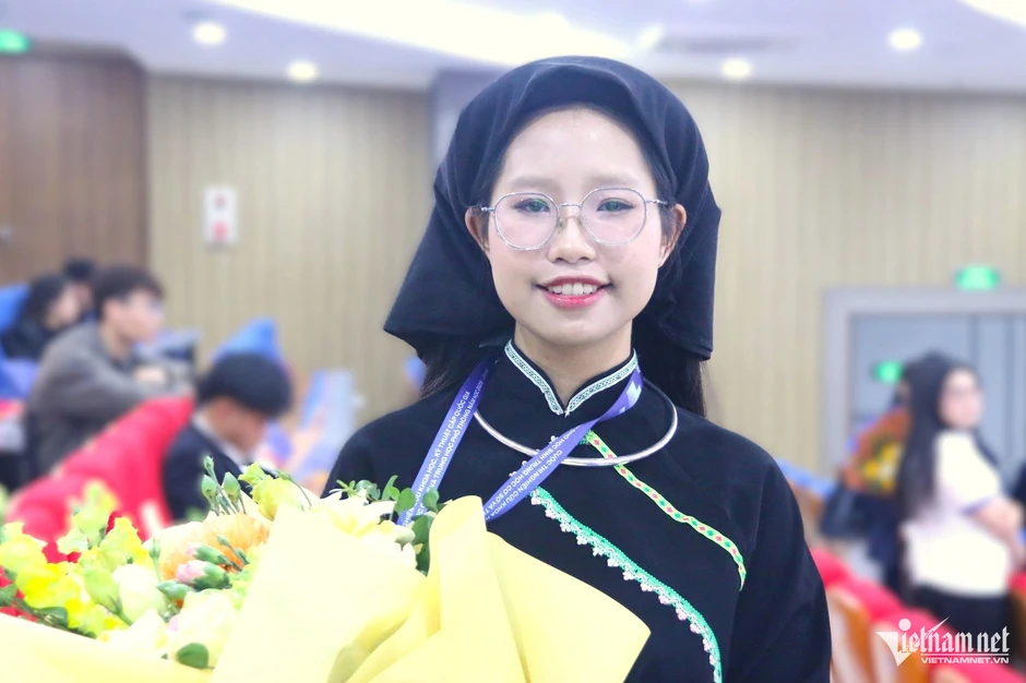 Nữ sinh một mình một đội ở sân chơi quốc gia, được Thứ trưởng Bộ GD-ĐT động viên Nữ sinh một mình một đội ở sân chơi quốc gia, được Thứ trưởng Bộ GD-ĐT động viên