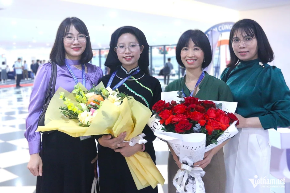 Nữ sinh một mình một đội ở sân chơi quốc gia, được Thứ trưởng Bộ GD-ĐT động viên Nữ sinh một mình một đội ở sân chơi quốc gia, được Thứ trưởng Bộ GD-ĐT động viên