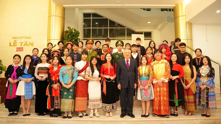 Nữ sinh người Thái: "Giáo dục đã cho tôi cơ hội bước ra khỏi bản làng" Nữ sinh người Thái: "Giáo dục đã cho tôi cơ hội bước ra khỏi bản làng"