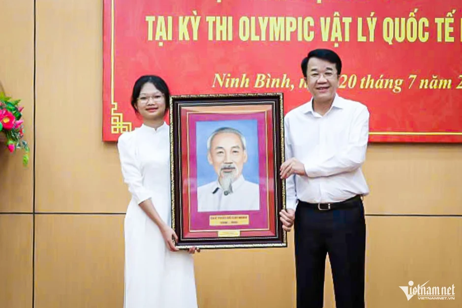 Nữ sinh Ninh Bình đoạt huy chương vàng Vật lý Quốc tế nhận tin cực vui Nữ sinh Ninh Bình đoạt huy chương vàng Vật lý Quốc tế nhận tin cực vui