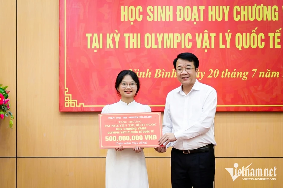Nữ sinh Ninh Bình đoạt huy chương vàng Vật lý Quốc tế nhận tin cực vui Nữ sinh Ninh Bình đoạt huy chương vàng Vật lý Quốc tế nhận tin cực vui