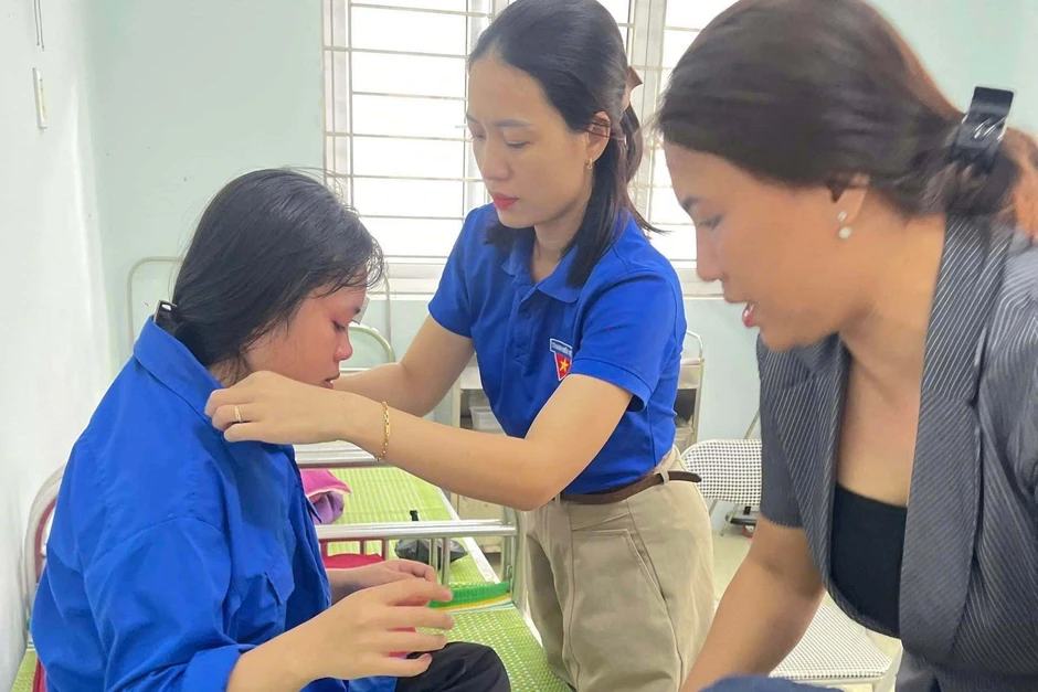Nữ sinh phải khâu 8 mũi ở mặt trước khi vào phòng thi