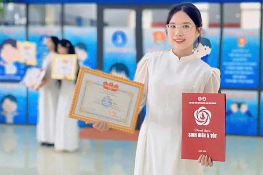 Nữ sinh "nhổ lạc, cấy thuê" tốt nghiệp thủ khoa với điểm gần tuyệt đối