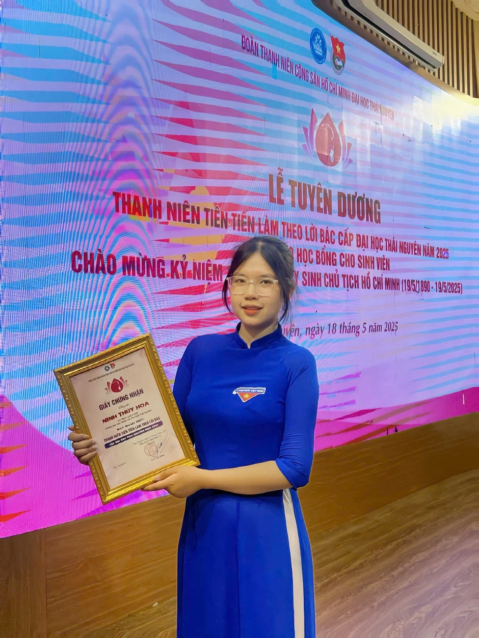 Nữ sinh "nhổ lạc, cấy thuê" tốt nghiệp thủ khoa với điểm gần tuyệt đối