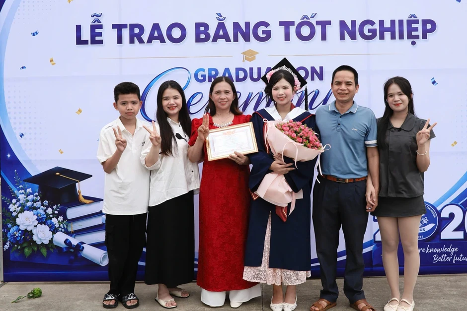 Nữ sinh "nhổ lạc, cấy thuê" tốt nghiệp thủ khoa với điểm gần tuyệt đối