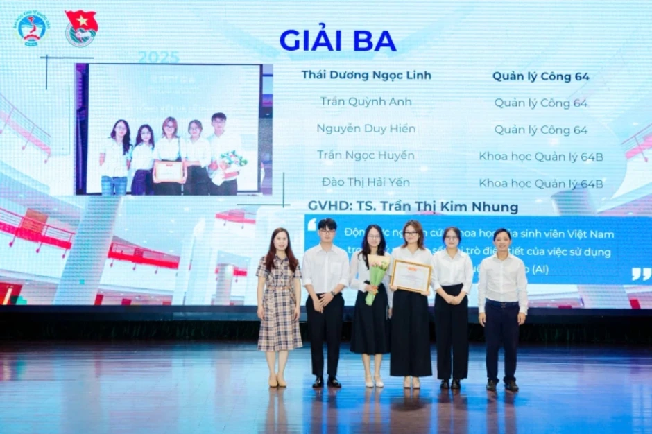 Nữ sinh tốt nghiệp sớm với bảng điểm toàn A Nữ sinh tốt nghiệp sớm với bảng điểm toàn A
