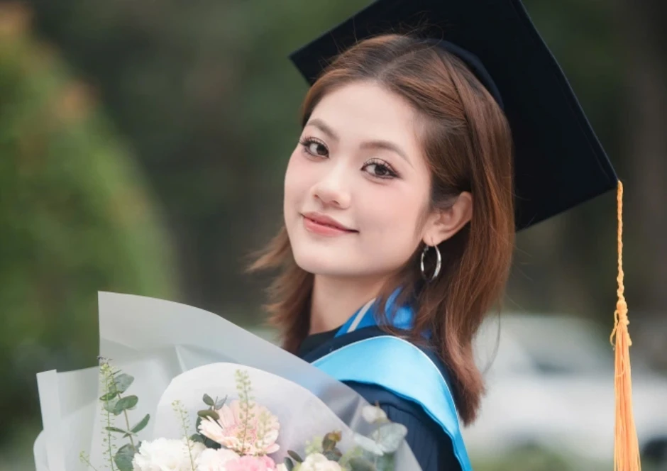 Nữ sinh tốt nghiệp sớm với bảng điểm toàn A Nữ sinh tốt nghiệp sớm với bảng điểm toàn A