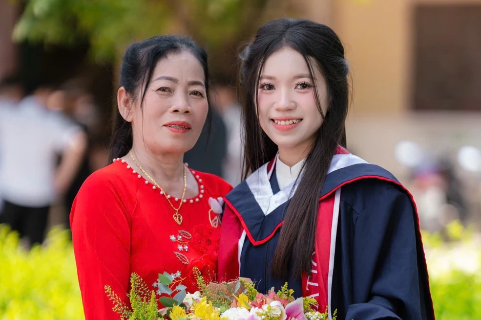 Nữ sinh tự học ngoại ngữ tại nhà, trở thành thủ khoa "kép" Nữ sinh tự học ngoại ngữ tại nhà, trở thành thủ khoa "kép"