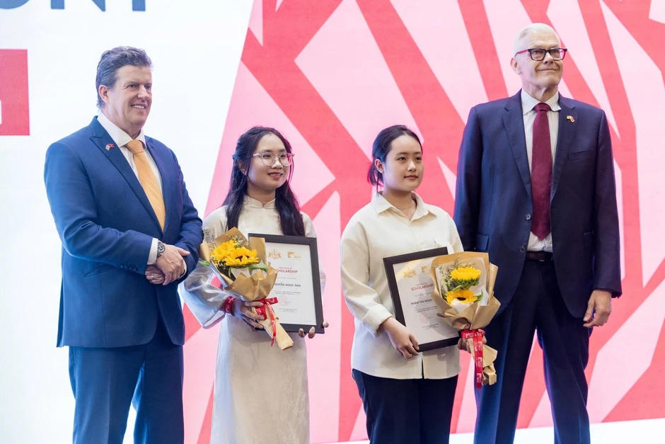 Nữ sinh từng đi khêu ốc thuê 5.000đ/kg, vượt loạt biến cố giành học bổng 1 tỷ đồng Nữ sinh từng đi khêu ốc thuê 5.000đ/kg, vượt loạt biến cố giành học bổng 1 tỷ đồng
