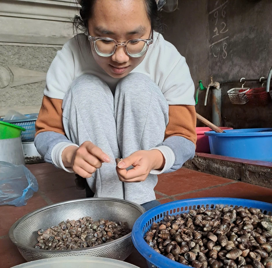 Nữ sinh từng đi khêu ốc thuê 5.000đ/kg, vượt loạt biến cố giành học bổng 1 tỷ đồng Nữ sinh từng đi khêu ốc thuê 5.000đ/kg, vượt loạt biến cố giành học bổng 1 tỷ đồng
