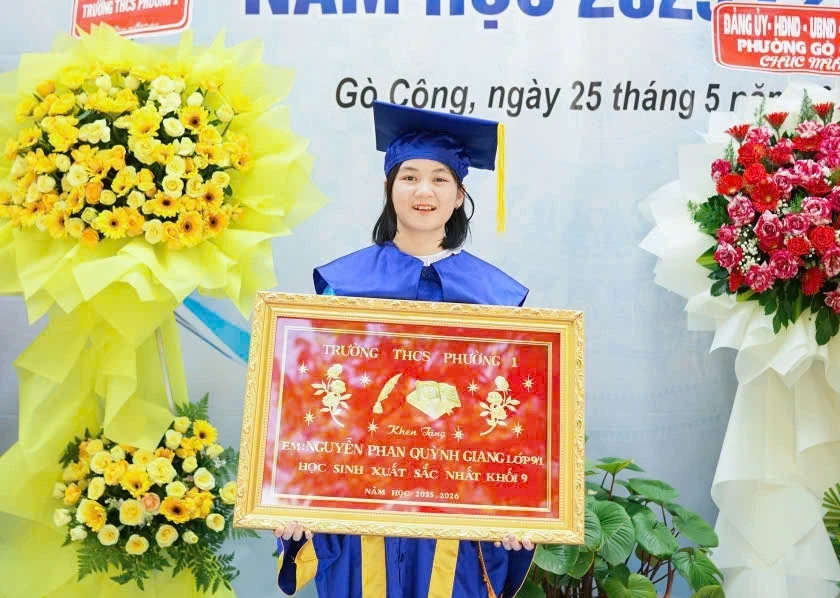 Nữ thủ khoa đạt 30/30 điểm thi lớp 10: Làm toán, tiếng Anh trong 30 phút Nữ thủ khoa đạt 30/30 điểm thi lớp 10: Làm toán, tiếng Anh trong 30 phút