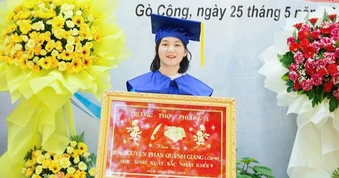 Nữ thủ khoa đạt 30/30 điểm thi lớp 10: Làm toán, tiếng Anh trong 30 phút