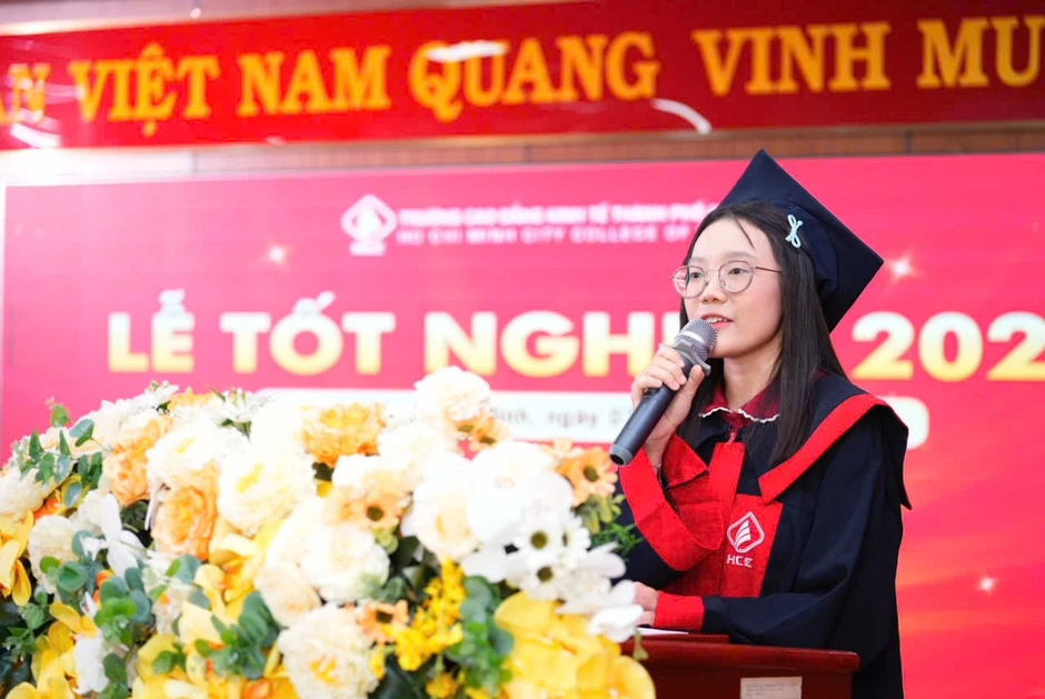 Nữ thủ khoa đạt GPA 3,98/4: Nghỉ ngang ĐH, từng không dám nói mình học CĐ Nữ thủ khoa đạt GPA 3,98/4: Nghỉ ngang ĐH, từng không dám nói mình học CĐ