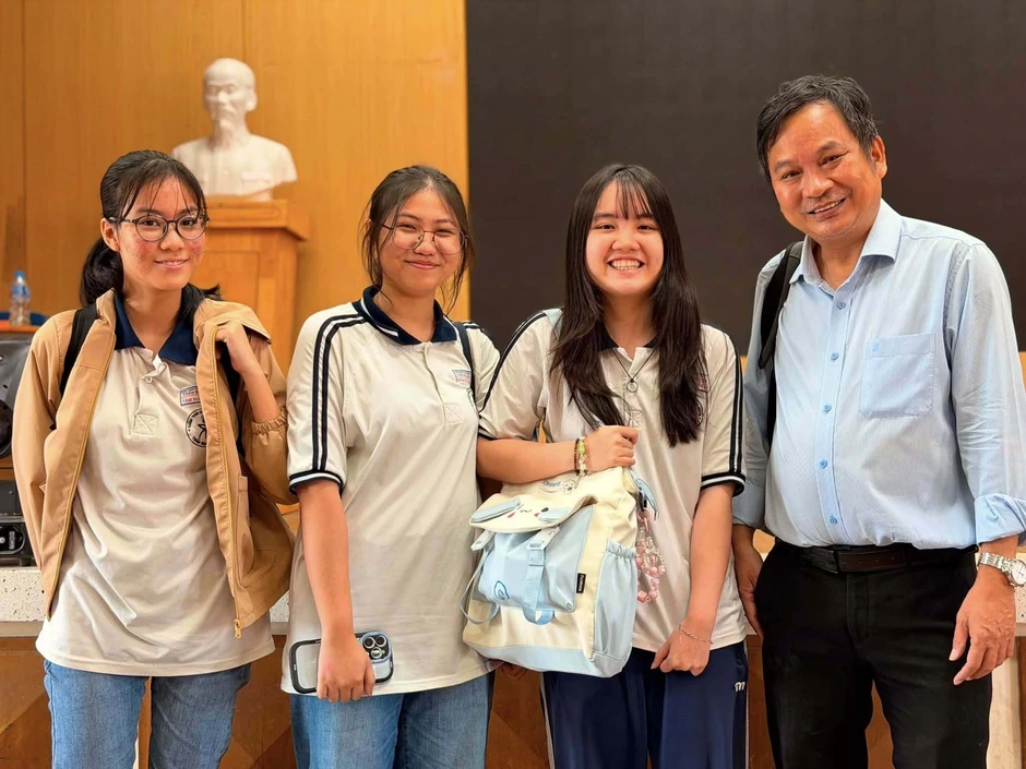 Nữ thủ khoa đầu tiên trong lịch sử Trường Phổ thông Năng khiếu Nữ thủ khoa đầu tiên trong lịch sử Trường Phổ thông Năng khiếu
