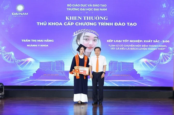 Nữ thủ khoa ngành Y khoa luyện tập tạ để có sức theo những ca mổ dài Nữ thủ khoa ngành Y khoa luyện tập tạ để có sức theo những ca mổ dài