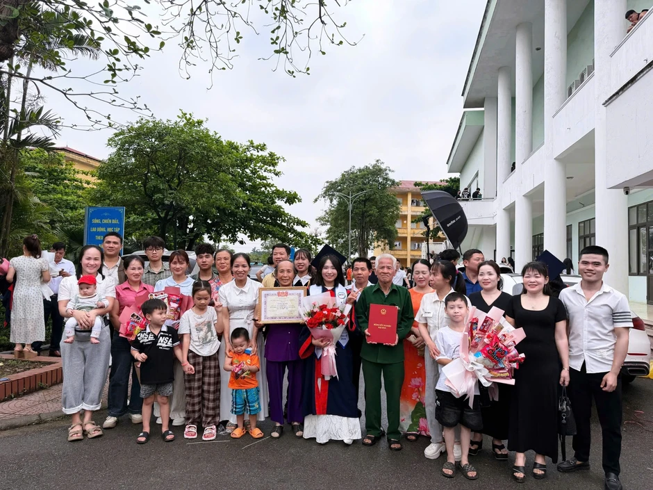 Nữ thủ khoa thuê xe 29 chỗ đưa đại gia đình dự lễ tốt nghiệp Nữ thủ khoa thuê xe 29 chỗ đưa đại gia đình dự lễ tốt nghiệp