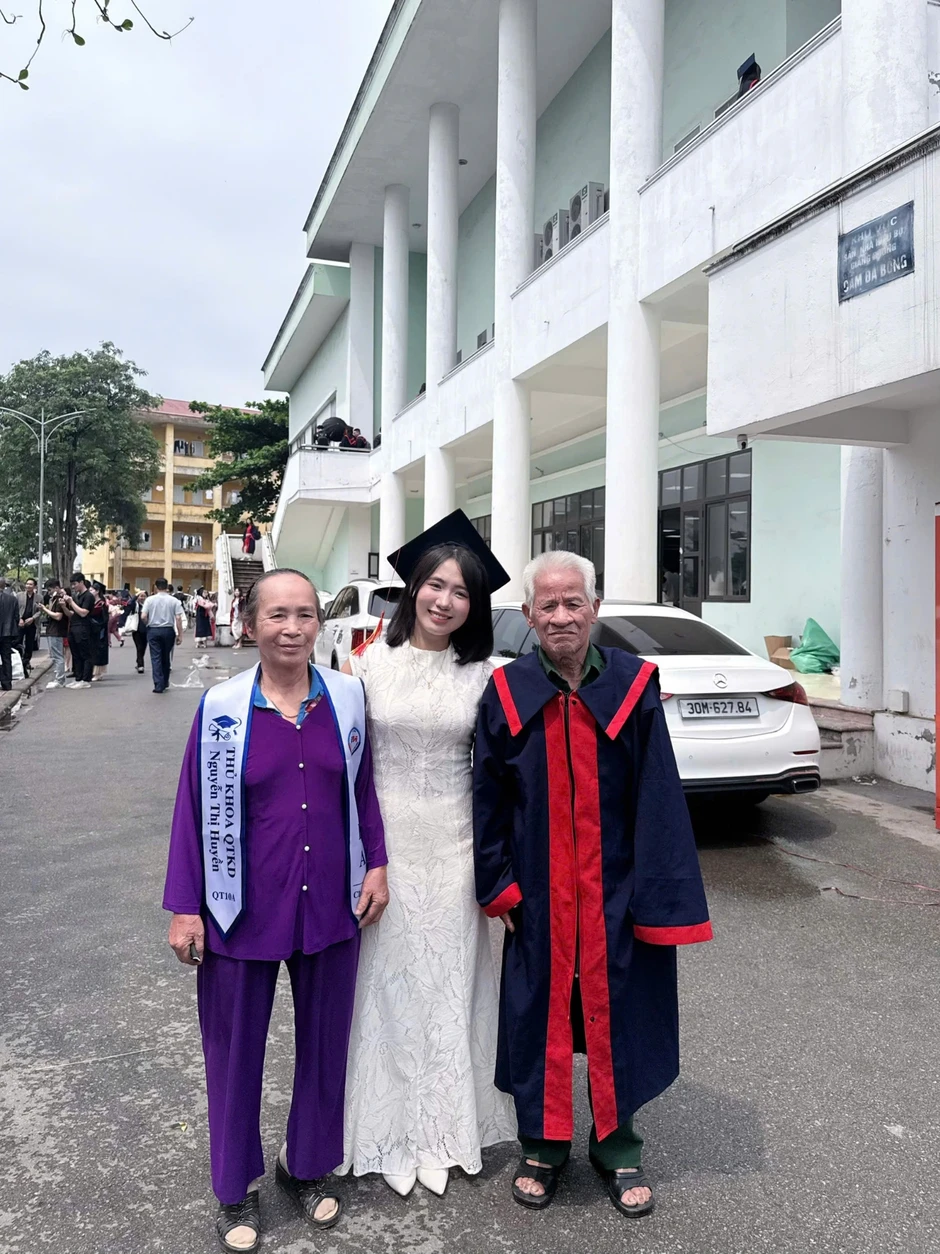 Nữ thủ khoa thuê xe 29 chỗ đưa đại gia đình dự lễ tốt nghiệp Nữ thủ khoa thuê xe 29 chỗ đưa đại gia đình dự lễ tốt nghiệp