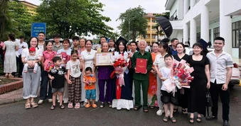 Nữ thủ khoa thuê xe 29 chỗ đưa đại gia đình dự lễ tốt nghiệp