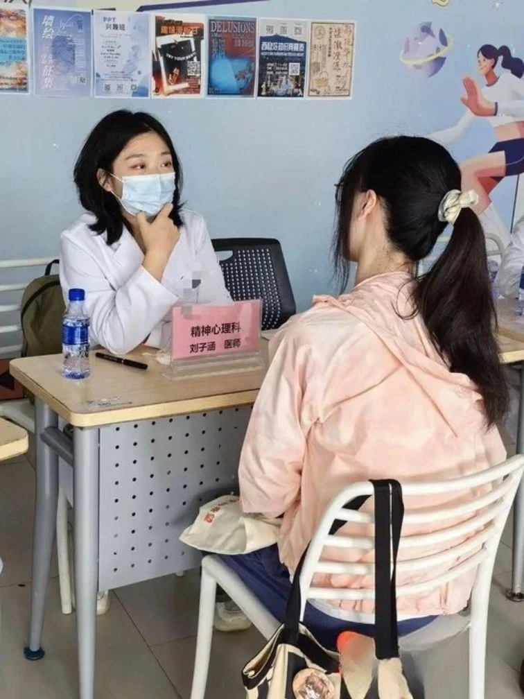 Nữ tiến sĩ 31 tuổi bỏ việc ở bệnh viện lớn, làm công việc 'bấp bênh' Nữ tiến sĩ 31 tuổi bỏ việc ở bệnh viện lớn, làm công việc 'bấp bênh'