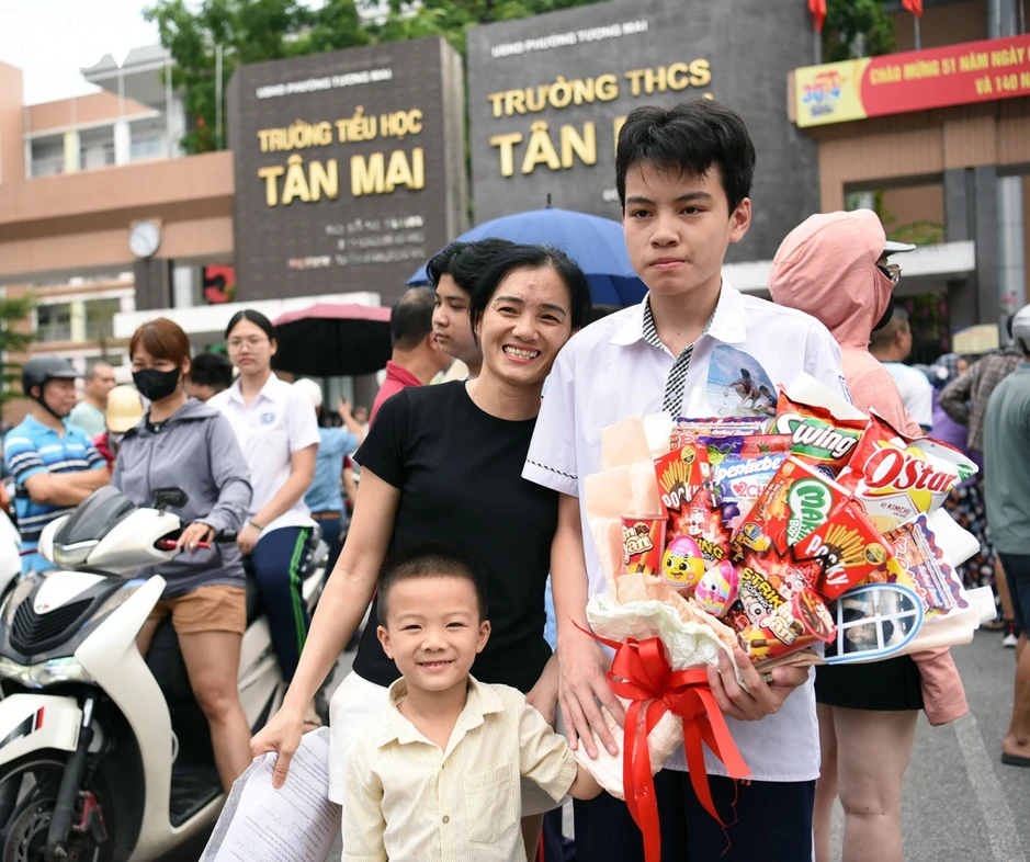 Nước mắt, nụ cười của thí sinh sau khi kết thúc kỳ thi tuyển sinh lớp 10 Hà Nội