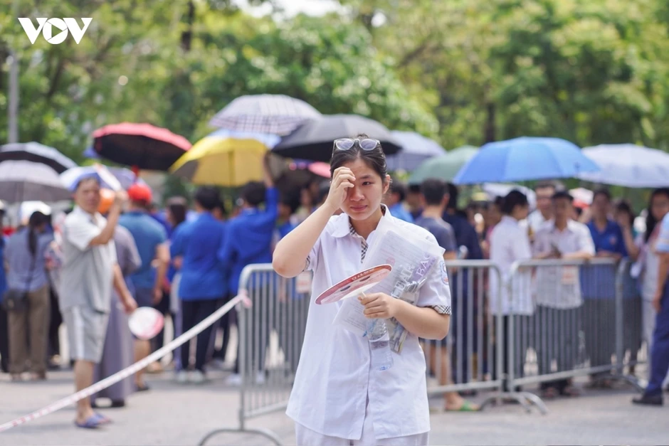 Nước mắt, nụ cười của thí sinh sau khi kết thúc kỳ thi tuyển sinh lớp 10 Hà Nội