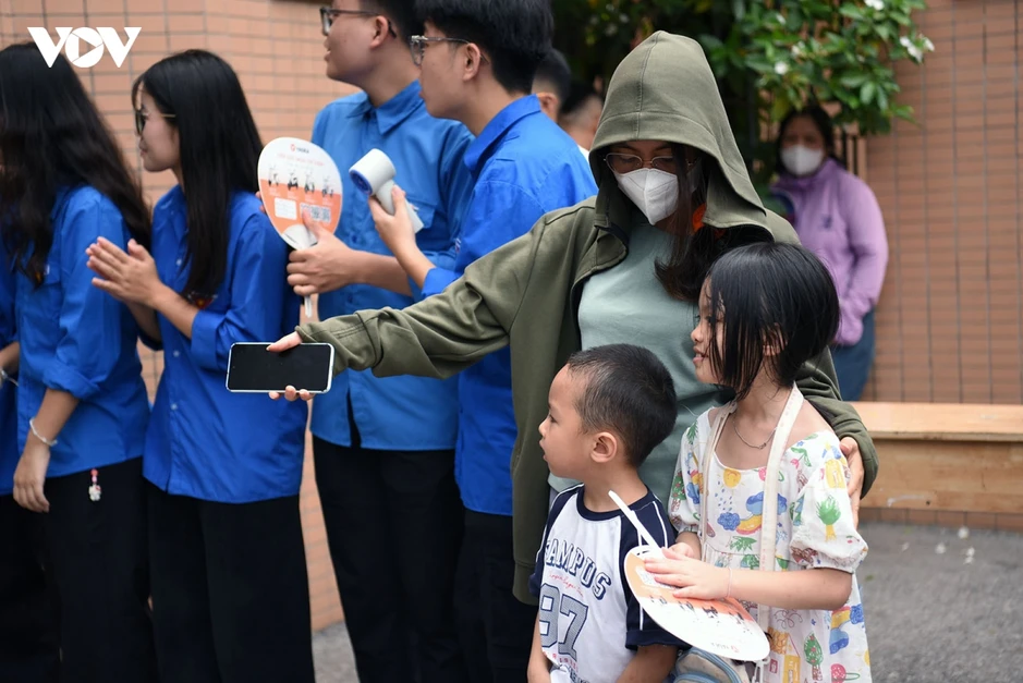 Nước mắt, nụ cười của thí sinh sau khi kết thúc kỳ thi tuyển sinh lớp 10 Hà Nội