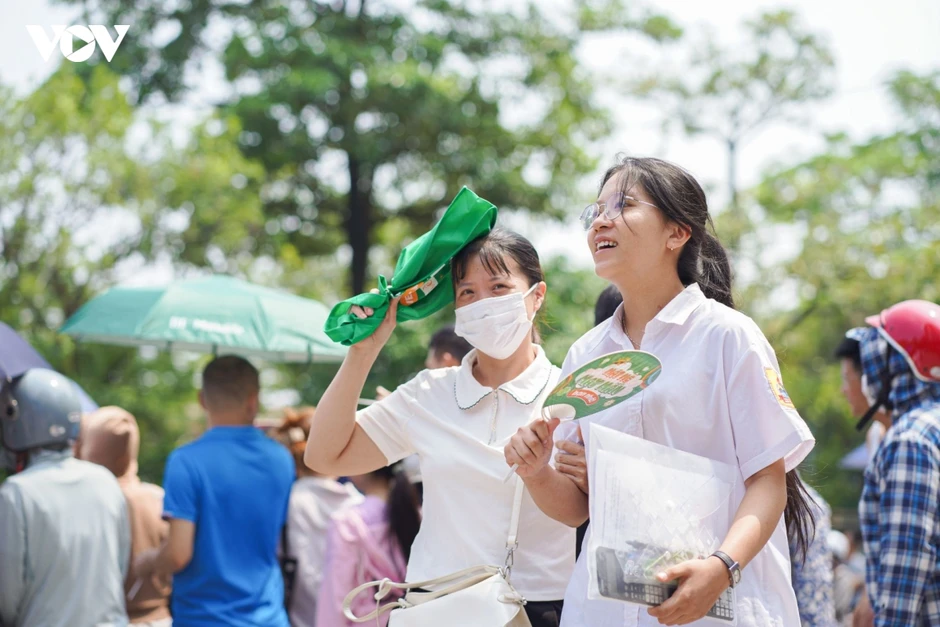 Nước mắt, nụ cười của thí sinh sau khi kết thúc kỳ thi tuyển sinh lớp 10 Hà Nội