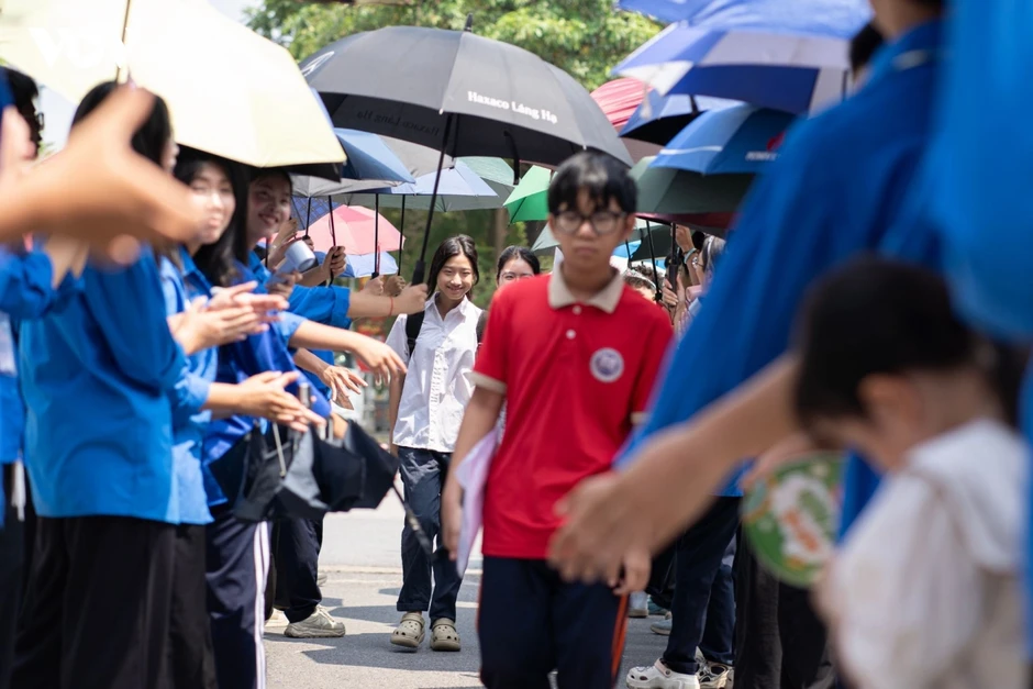 Nước mắt, nụ cười của thí sinh sau khi kết thúc kỳ thi tuyển sinh lớp 10 Hà Nội