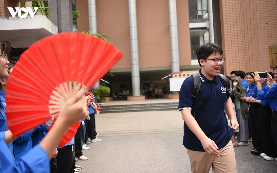 Nước mắt, nụ cười của thí sinh sau khi kết thúc kỳ thi tuyển sinh lớp 10 Hà Nội