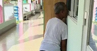 Ông nội đứng bên ngoài “canh” cháu đi học, clip hút triệu lượt xem