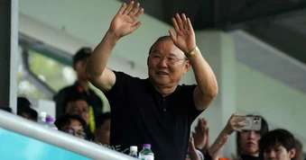 Ông Park Hang-seo giao lưu với sinh viên đam mê bóng đá