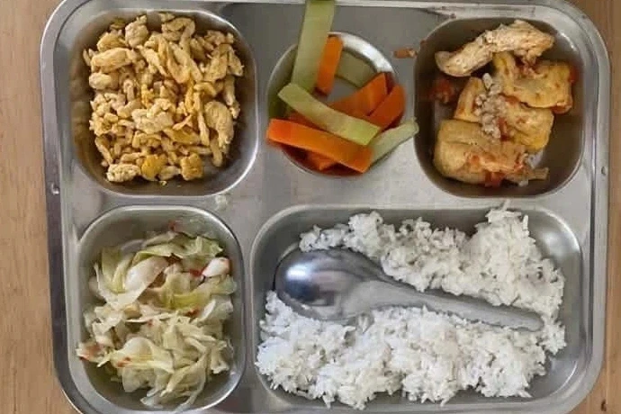 Phát hiện thịt gà "có mùi lạ" ở trường học: Ai phải chịu trách nhiệm? Phát hiện thịt gà "có mùi lạ" ở trường học: Ai phải chịu trách nhiệm?