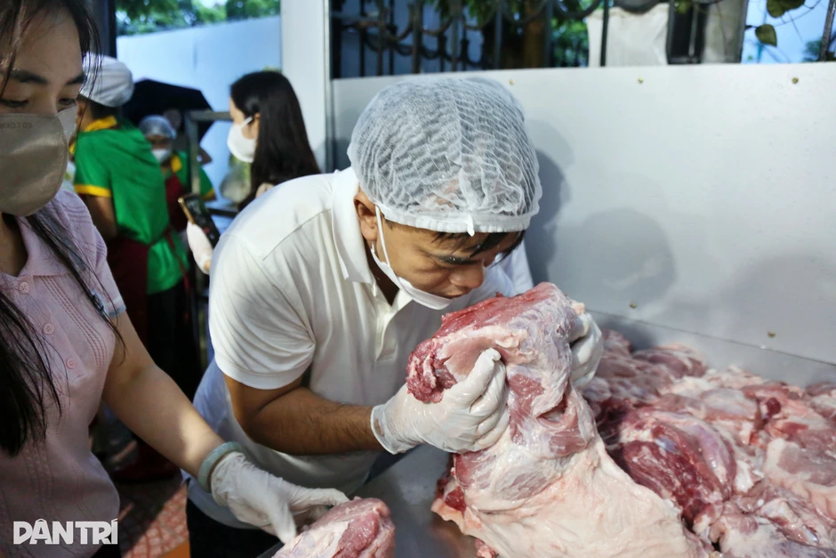 Phát hiện thịt gà "có mùi lạ" ở trường học: Ai phải chịu trách nhiệm? Phát hiện thịt gà "có mùi lạ" ở trường học: Ai phải chịu trách nhiệm?