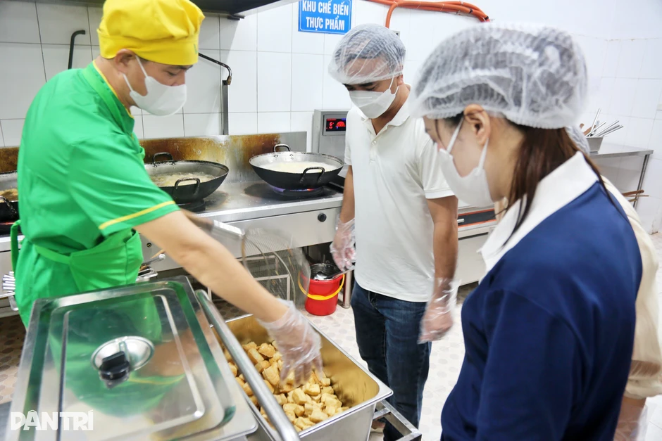 Phát hiện thịt gà "có mùi lạ" ở trường học: Ai phải chịu trách nhiệm? Phát hiện thịt gà "có mùi lạ" ở trường học: Ai phải chịu trách nhiệm?