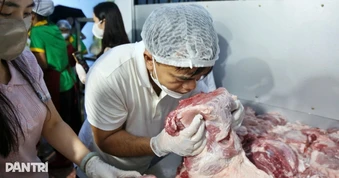 Phát hiện thịt gà "có mùi lạ" ở trường học: Ai phải chịu trách nhiệm?