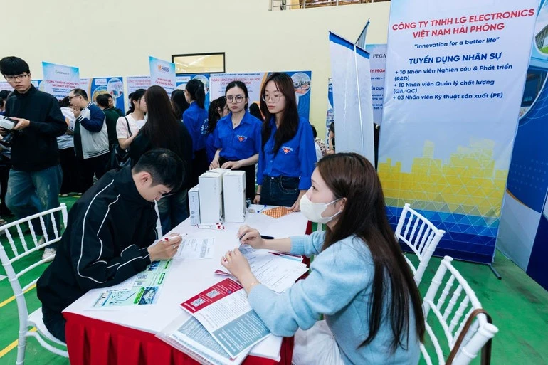Phát triển nguồn nhân lực chất lượng cao cho lĩnh vực Logistics Việt Nam Phát triển nguồn nhân lực chất lượng cao cho lĩnh vực Logistics Việt Nam