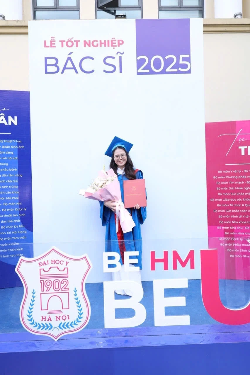 Phía sau clip bác sĩ nội trú “triệu view”: Mẹ bán tạp hoá, 3 con học chuyên Phía sau clip bác sĩ nội trú “triệu view”: Mẹ bán tạp hoá, 3 con học chuyên