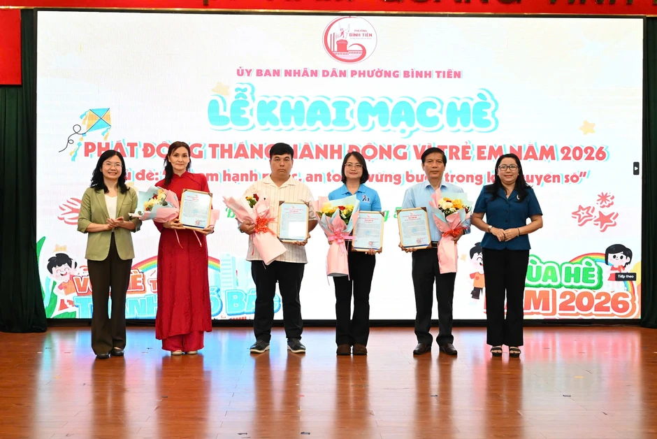 Phó chủ tịch UBND TP.HCM trao quà cho học sinh nhân dịp hè Phó chủ tịch UBND TP.HCM trao quà cho học sinh nhân dịp hè